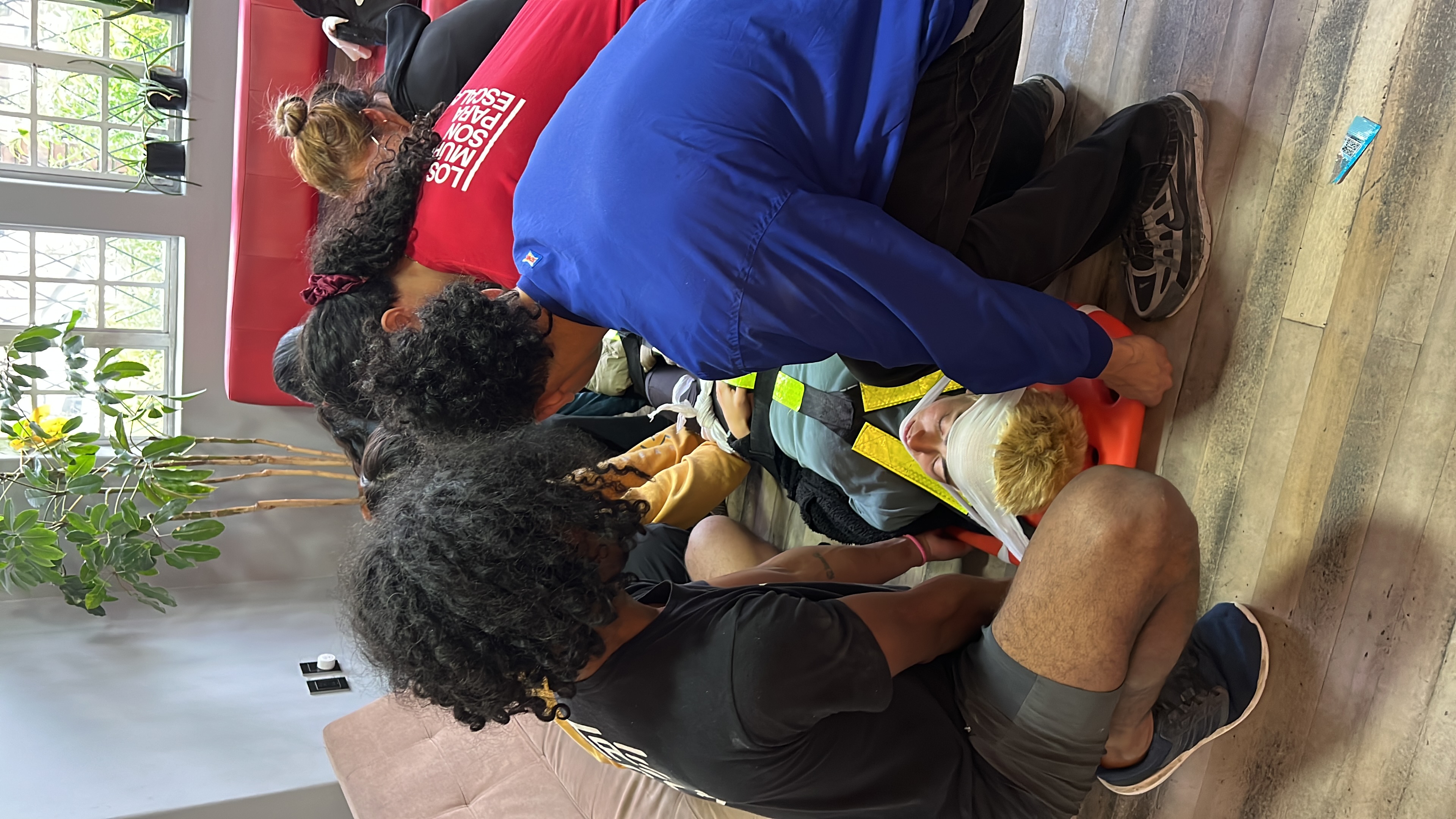 Equipo practicando técnicas de primeros auxilios